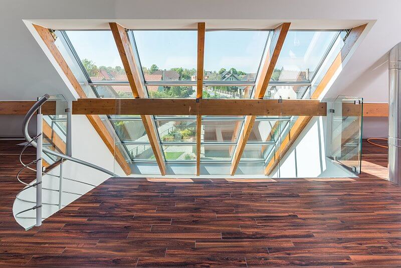 navsteva-drevostavby-dum-s-atriem-4732-interier-drevena-podlaha-prosklena-strecha-tocite-schody-3np-tinified