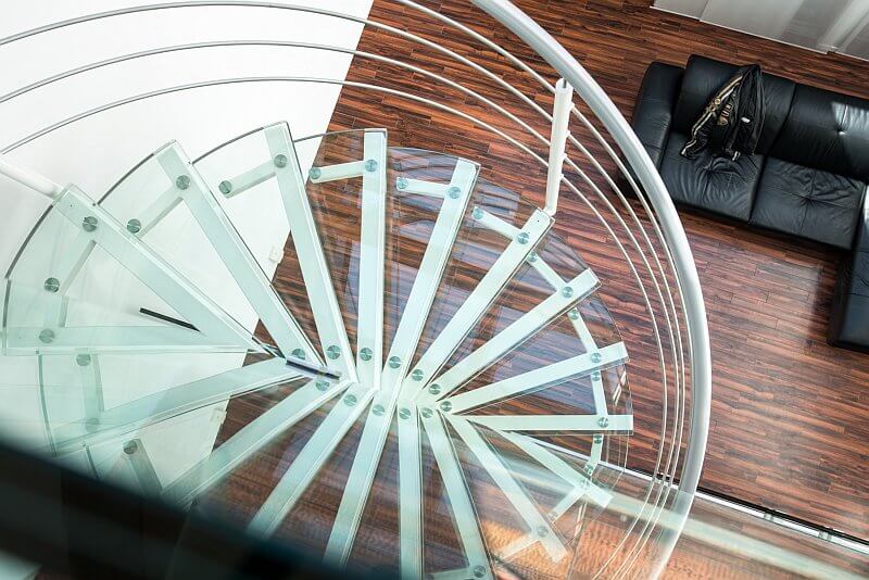 navsteva-drevostavby-dum-s-atriem-4732-interier-drevena-podlaha-tocite-schodiste-tinified