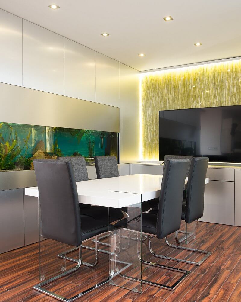 navsteva-drevostavby-dum-s-atriem-4732-interier-jidelni-stul-akvaria-tinified