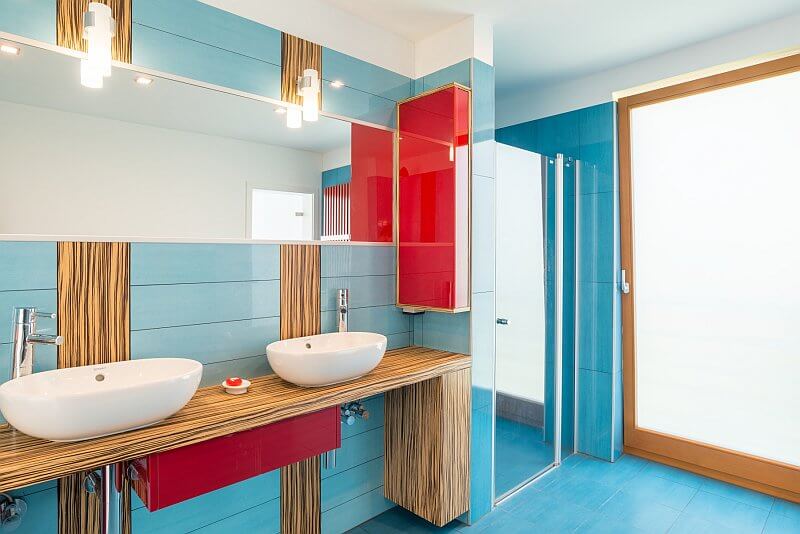 navsteva-drevostavby-dum-s-atriem-4732-interier-koupelna-umyvadla-sprchovy-kout-tinified