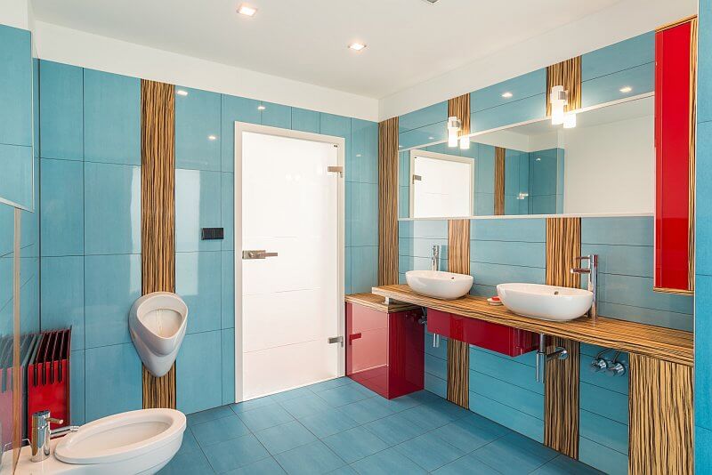 navsteva-drevostavby-dum-s-atriem-4732-interier-koupelna-umyvadla-wc-tinified