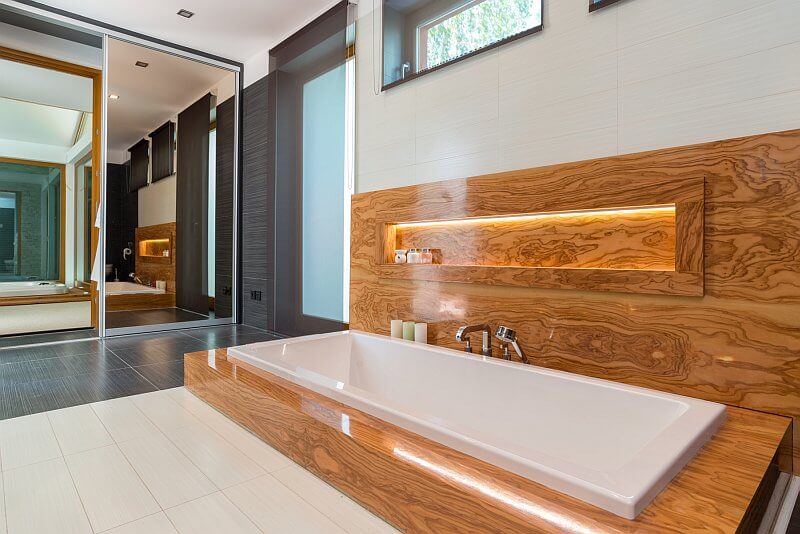 navsteva-drevostavby-dum-s-atriem-4732-interier-koupelna-zapustena-vana-balneo-tinified