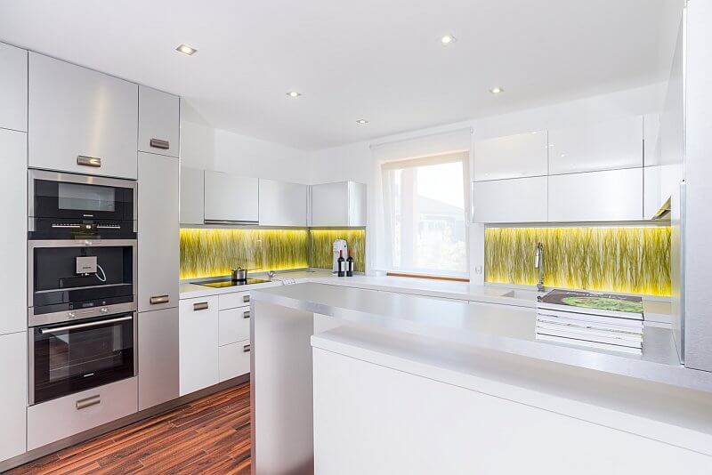 navsteva-drevostavby-dum-s-atriem-4732-interier-kuchyne-bily-nabytek-drevena-podlaha-tinified