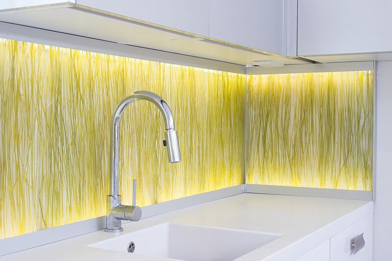 navsteva-drevostavby-dum-s-atriem-4732-interier-kuchynska-linka-decoakryl-detail-tinified