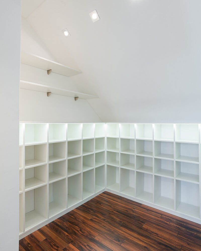 navsteva-drevostavby-dum-s-atriem-4732-interier-mistnost-pro-boty-tinified