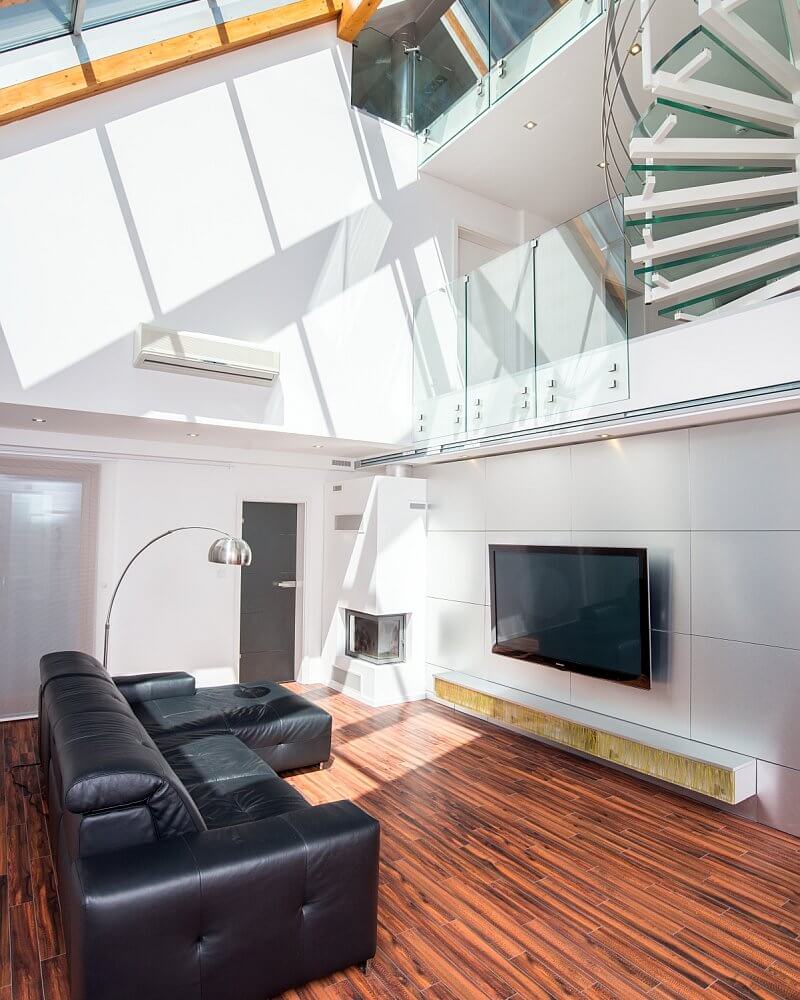 navsteva-drevostavby-dum-s-atriem-4732-interier-obyvaci-pokoj-drevena-podlaha-krb-tinified