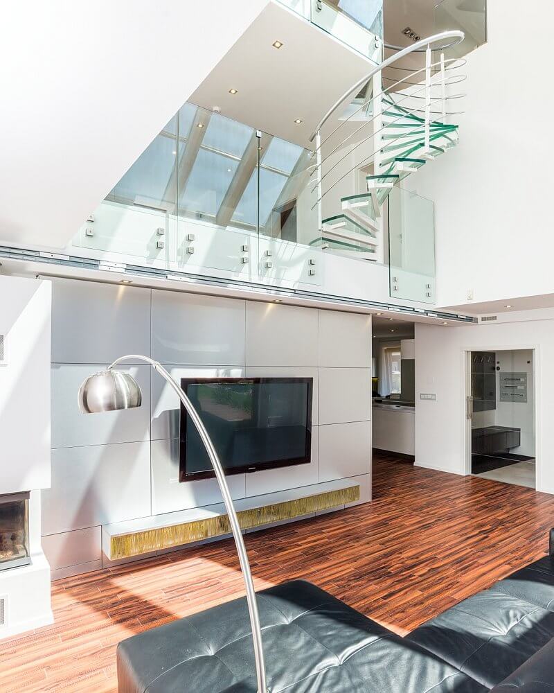 navsteva-drevostavby-dum-s-atriem-4732-interier-obyvaci-pokoj-drevena-podlaha-schodiste-tinified