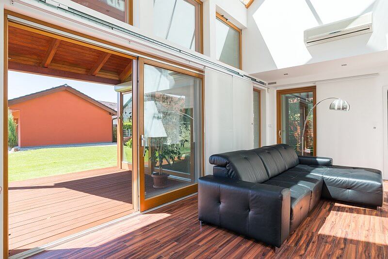 navsteva-drevostavby-dum-s-atriem-4732-interier-obyvaci-pokoj-hs-portal-vstup-na-terasu-tinified