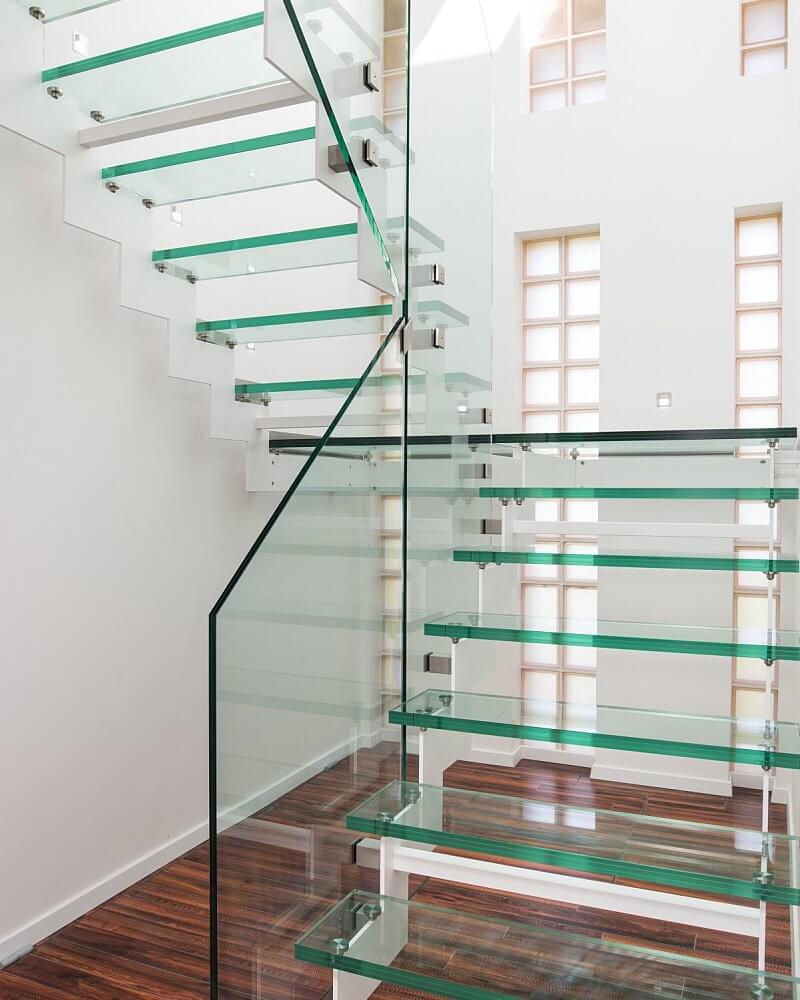 navsteva-drevostavby-dum-s-atriem-4732-interier-sklenene-schodiste-tinified