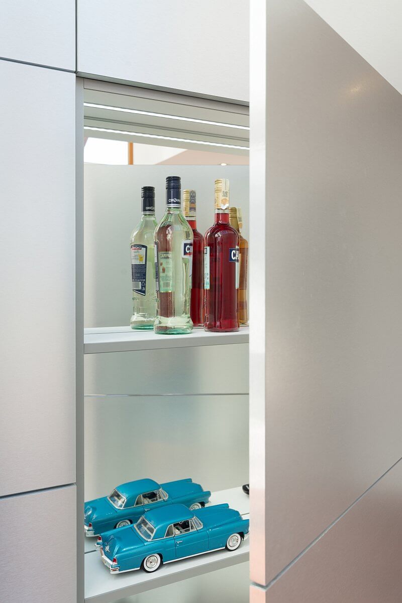 navsteva-drevostavby-dum-s-atriem-4732-interier-vestavene-ulozne-prostory-tinified