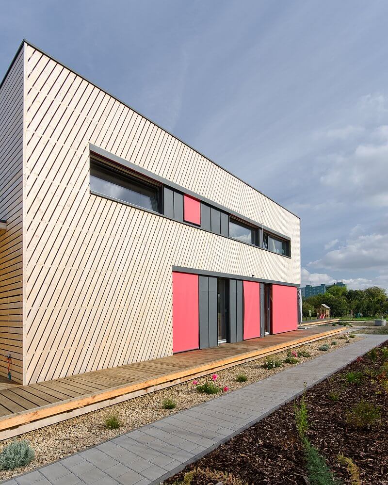 navsteva-drevostavby-extravagantni-kvadr-s-kamny-na-truc-prodesi-domesi-exterier-drevena-fasada-stineni