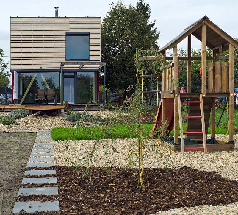 navsteva-drevostavby-extravagantni-kvadr-s-kamny-na-truc-prodesi-domesi-exterier-skluzavka-zahrada