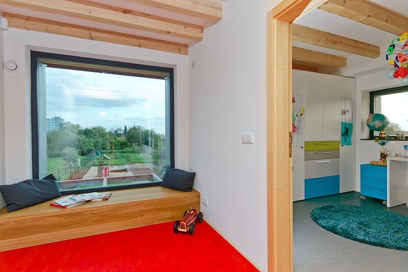 navsteva-drevostavby-extravagantni-kvadr-s-kamny-na-truc-prodesi-domesi-interier-detsky-pokoj-odpocivadlo