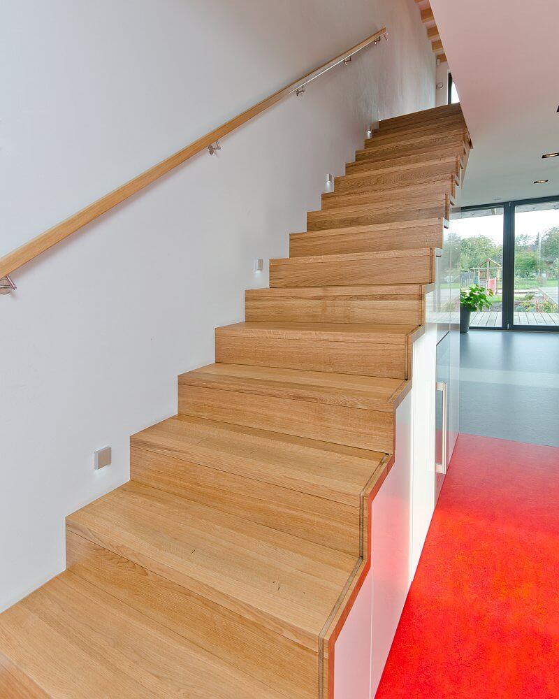 navsteva-drevostavby-extravagantni-kvadr-s-kamny-na-truc-prodesi-domesi-interier-drevene-schodiste