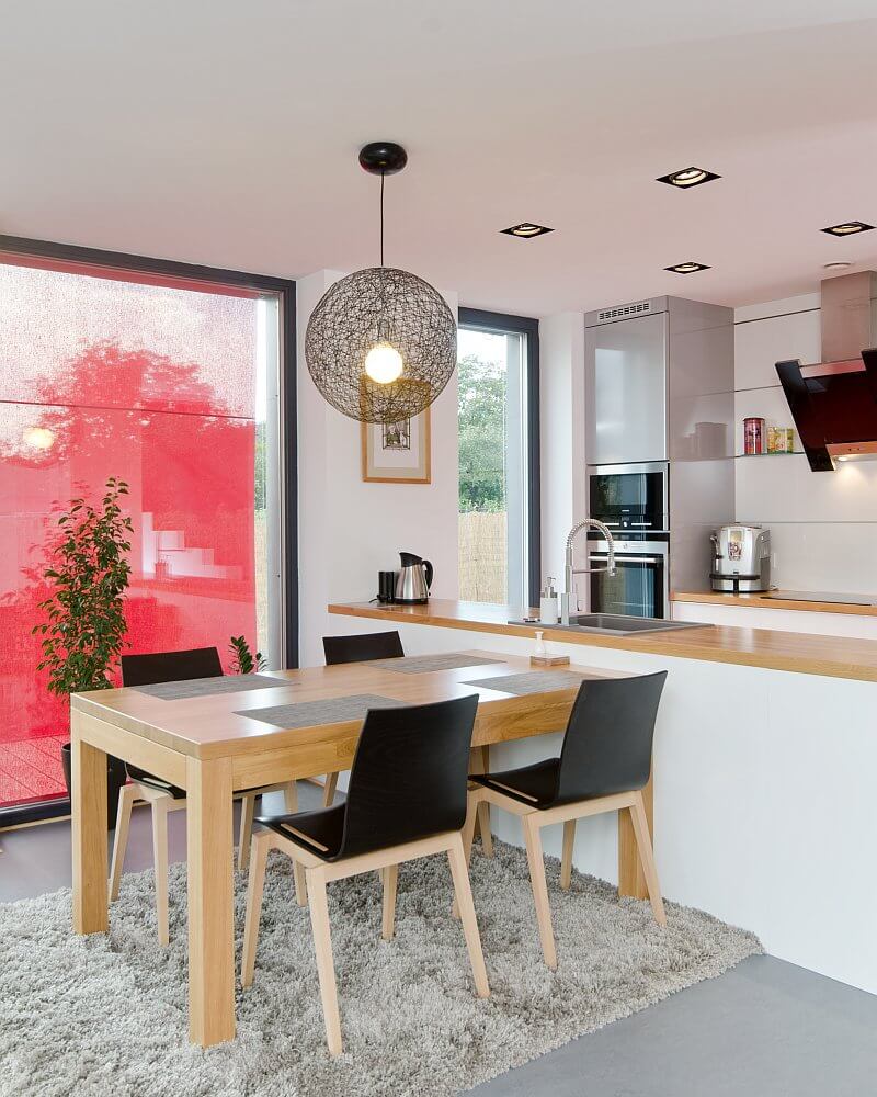 navsteva-drevostavby-extravagantni-kvadr-s-kamny-na-truc-prodesi-domesi-interier-kuchyne-jidelni-stul