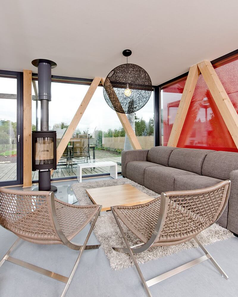 navsteva-drevostavby-extravagantni-kvadr-s-kamny-na-truc-prodesi-domesi-interier-obyvaci-pokoj-krbova-kamna