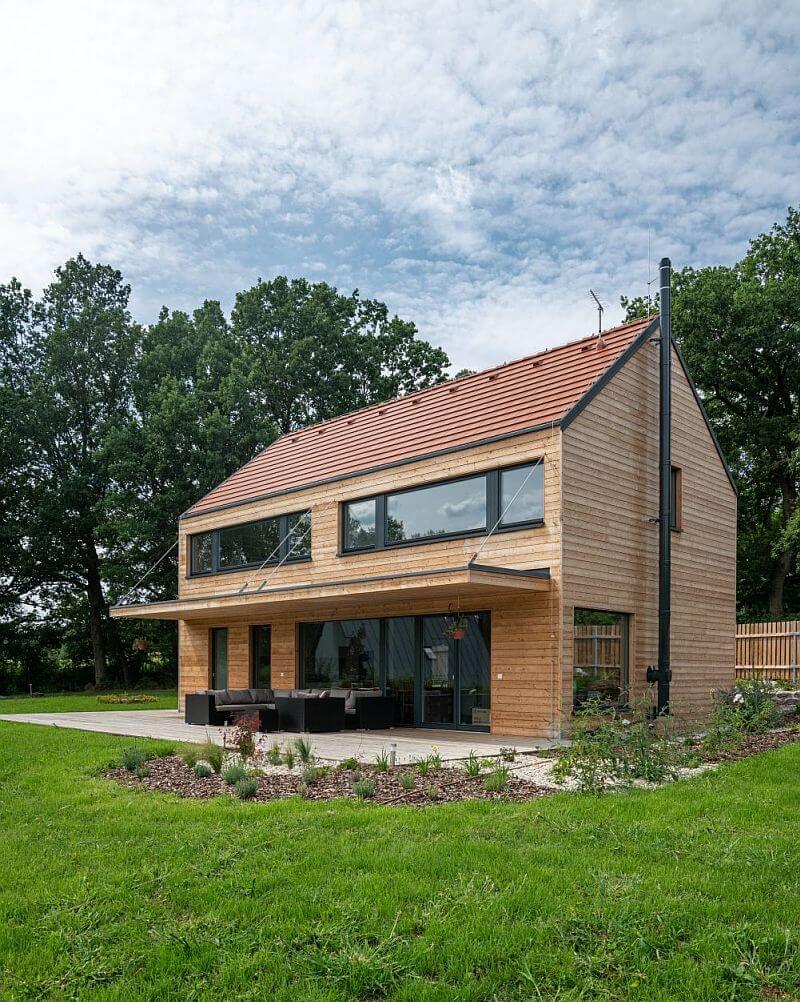 navsteva-drevostavby-hezky-pohodlny-usporny-3ae-exterier-drevena-fasada-terasa-zahrada