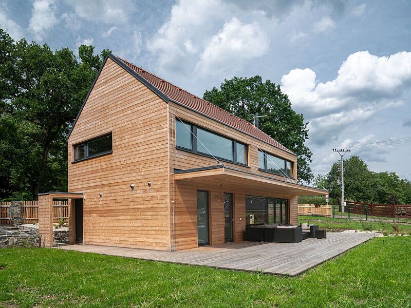 navsteva-drevostavby-hezky-pohodlny-usporny-3ae-exterier-drevena-fasada-vstup-drevena-terasa-stineni