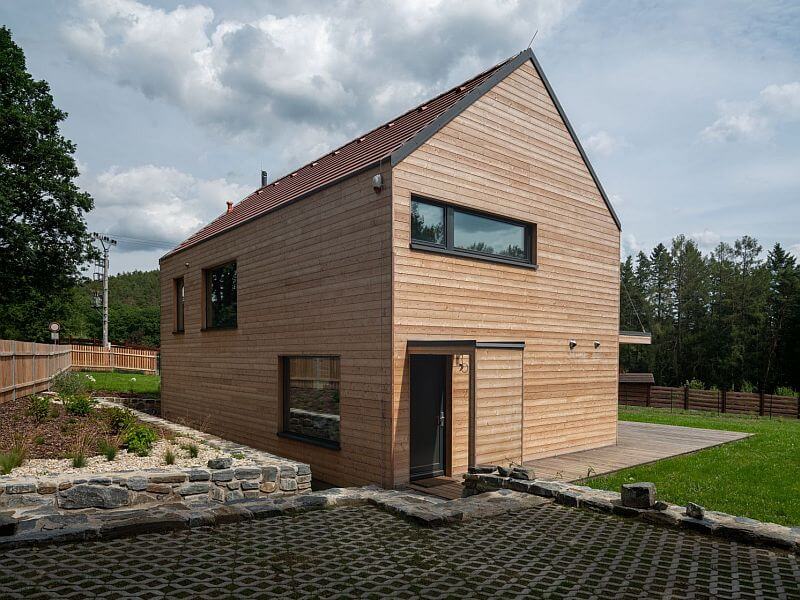 navsteva-drevostavby-hezky-pohodlny-usporny-3ae-exterier-drevena-fasada-vstup-parkovaci-stani