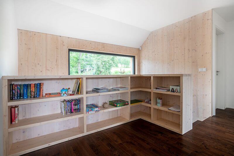 navsteva-drevostavby-hezky-pohodlny-usporny-3ae-interier-hala-pohledove-drevo-schodiste-knihovna-drevena-podlaha