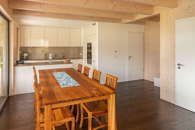 navsteva-drevostavby-hezky-pohodlny-usporny-3ae-interier-kuchyne-jidelni-stul-drevena-podlaha