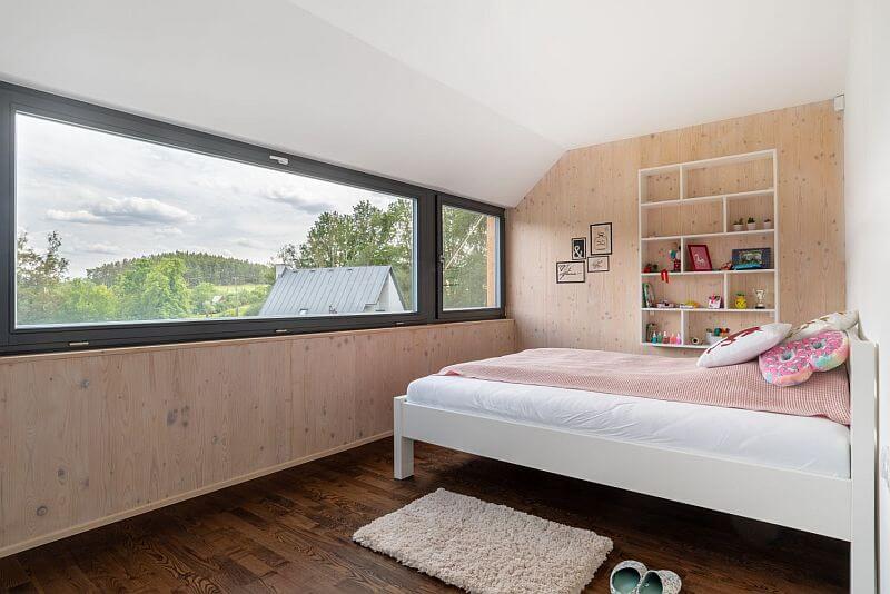 navsteva-drevostavby-hezky-pohodlny-usporny-3ae-interier-loznice-pohledove-drevo-drevena-podlaha-velke-okno-vyhled