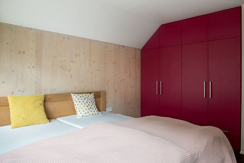 navsteva-drevostavby-hezky-pohodlny-usporny-3ae-interier-loznice-pohledove-drevo-vestavena-skrin