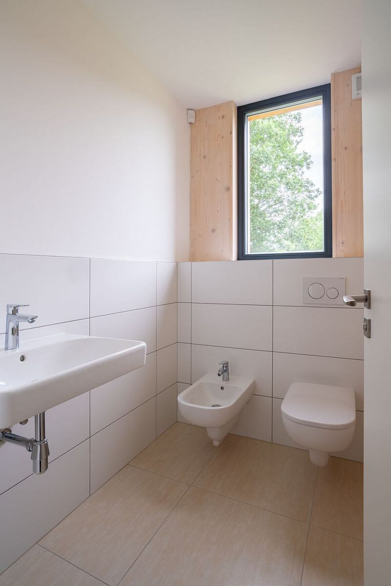 navsteva-drevostavby-hezky-pohodlny-usporny-3ae-interier-toaleta-s-bidetem