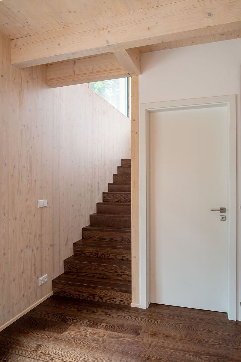 navsteva-drevostavby-hezky-pohodlny-usporny-3ae-interier-zadveri-pohledove-drevo-drevene-schodiste-drevena-podlaha