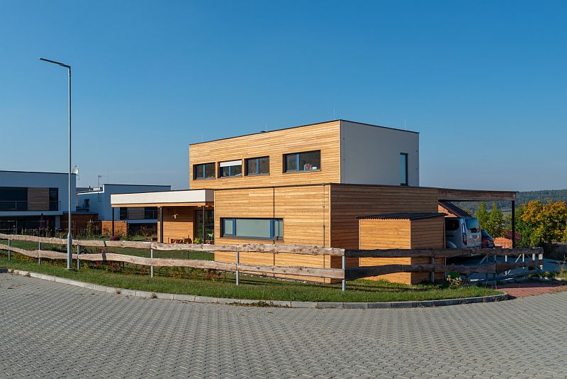 navsteva-drevostavby-iniciovano-zivotem-palis-plzen-exterier-drevena-fasada-alpsky-plot