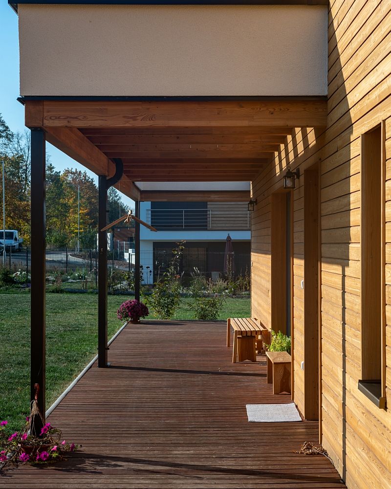 navsteva-drevostavby-iniciovano-zivotem-palis-plzen-exterier-drevena-fasada-terasa-detail