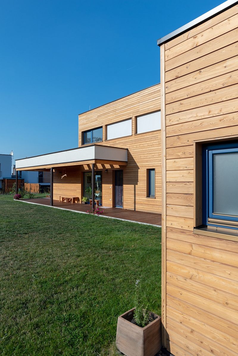 navsteva-drevostavby-iniciovano-zivotem-palis-plzen-exterier-drevena-fasada-terasa-zahrda-detail