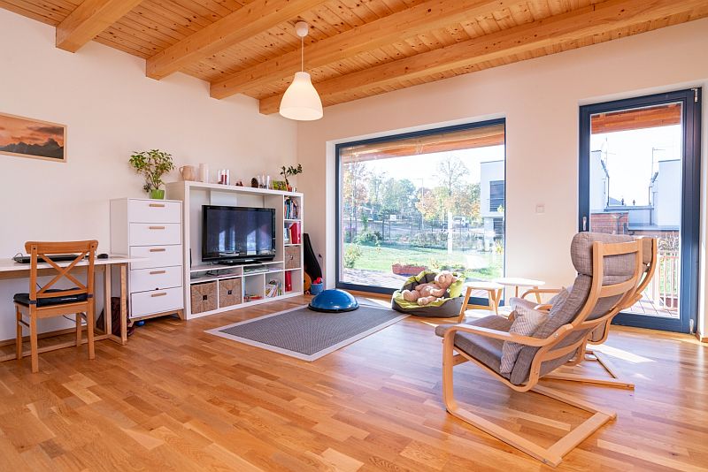 navsteva-drevostavby-iniciovano-zivotem-palis-plzen-interier-obyvaci-pokoj-dreveny-strop