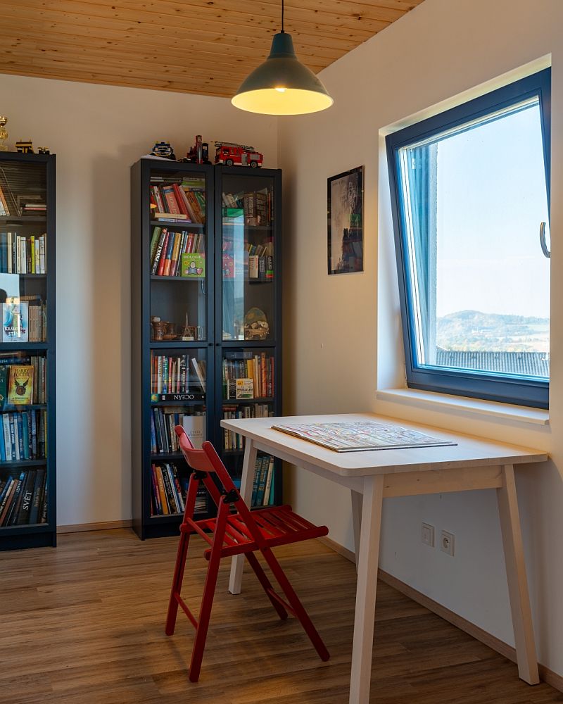 navsteva-drevostavby-iniciovano-zivotem-palis-plzen-interier-pracovna-knihovna