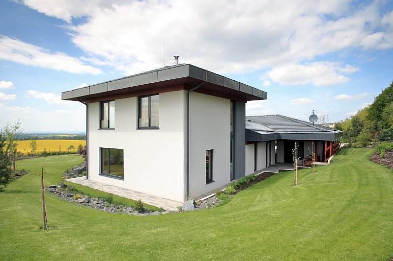 navsteva-drevostavby-jako-hradni-pani-panelova-konstrukce-exterier-pozemek-u-lesa-vyhled