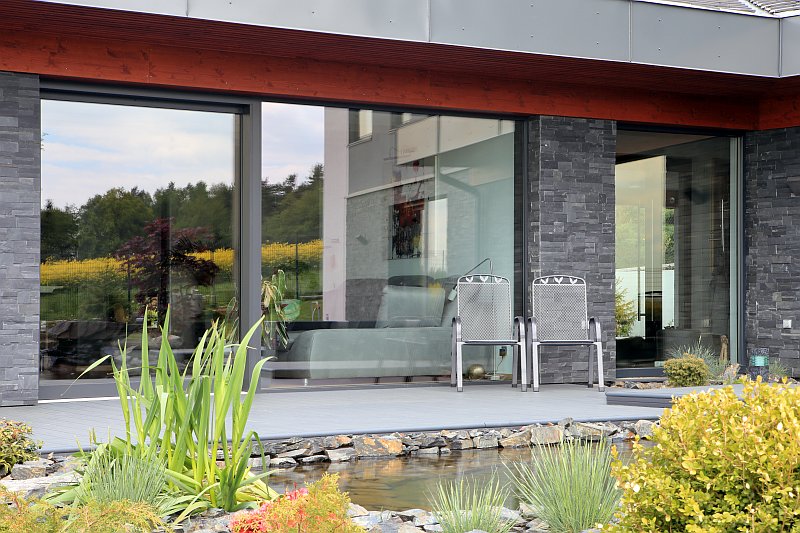 navsteva-drevostavby-jako-hradni-pani-panelova-konstrukce-exterier-terasa-zahrada-jezirko