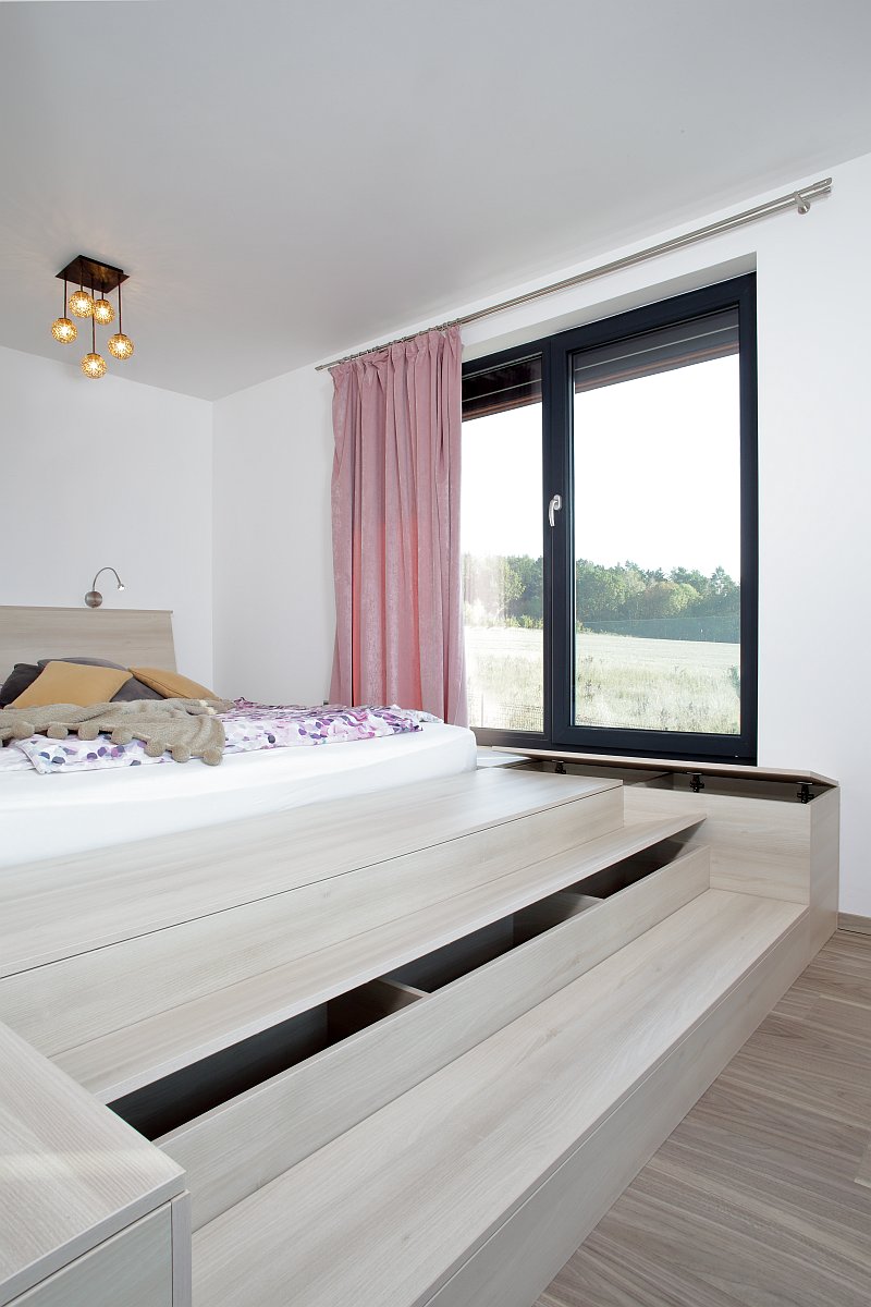 navsteva-drevostavby-jako-hradni-pani-panelova-konstrukce-interier-loznice-ulozne-prostory