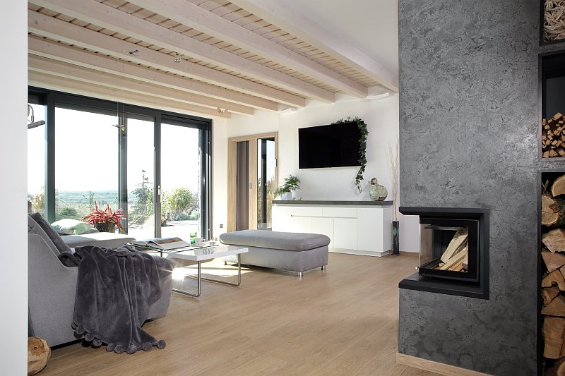 navsteva-drevostavby-jako-hradni-pani-panelova-konstrukce-interier-obyvaci-pokoj-krbova-vlozka