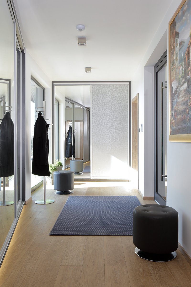 navsteva-drevostavby-jako-hradni-pani-panelova-konstrukce-interier-zadveri