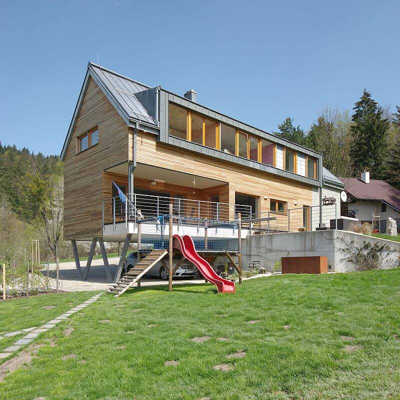 navsteva-drevostavby-jen-misto-nestaci-roznov-paseky-exterier-drevena-fasada-svah-zahrada