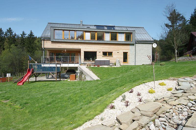 navsteva-drevostavby-jen-misto-nestaci-roznov-paseky-exterier-svah-zahrada-skluzavka