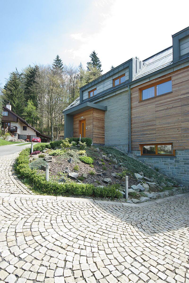 navsteva-drevostavby-jen-misto-nestaci-roznov-paseky-exterier-vchod-svah-prijezdova-cesta