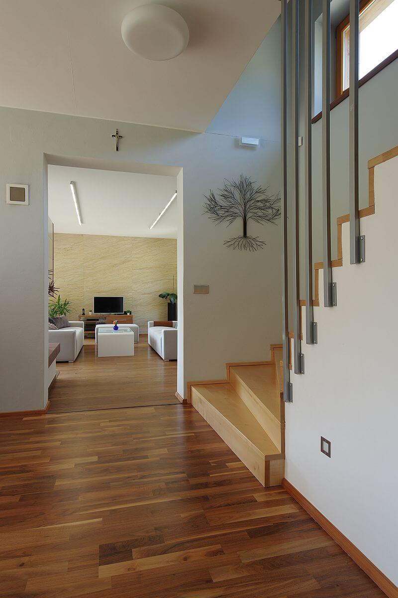 navsteva-drevostavby-jen-misto-nestaci-roznov-paseky-interier-chodba-schodiste