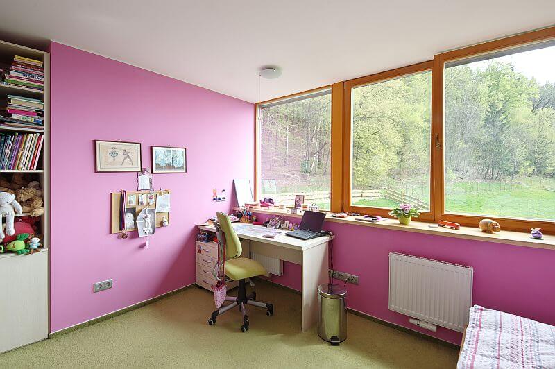 navsteva-drevostavby-jen-misto-nestaci-roznov-paseky-interier-detsky-pokoj-psaci-stul