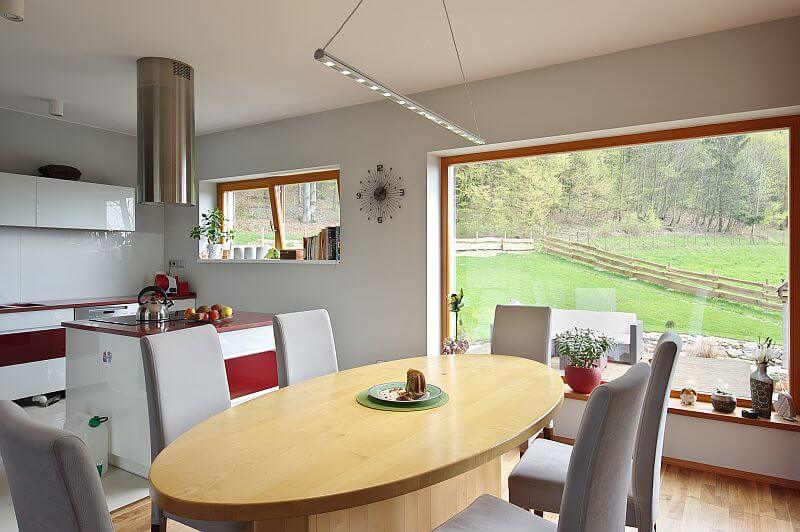 navsteva-drevostavby-jen-misto-nestaci-roznov-paseky-interier-kuchyne-jidelni-stul-vyhled-do-zahrady