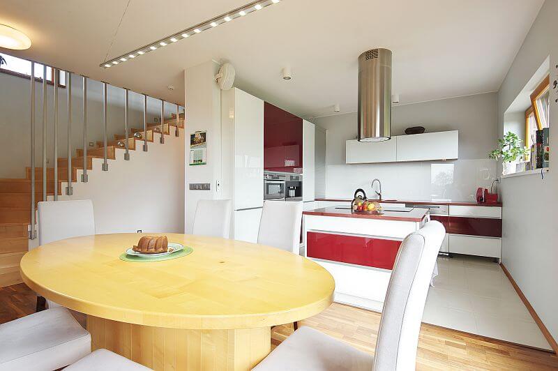 navsteva-drevostavby-jen-misto-nestaci-roznov-paseky-interier-kuchyne