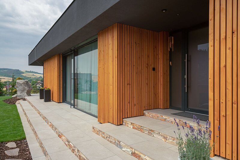 navsteva-drevostavby-konecne-ten-pravy-lucern-exterier-vstup-tinified