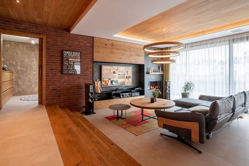 navsteva-drevostavby-konecne-ten-pravy-lucern-interier-obyvaci-pokoj-schody-tinified