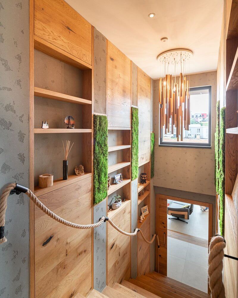 navsteva-drevostavby-konecne-ten-pravy-lucern-interier-schodiste-dolu-tinified