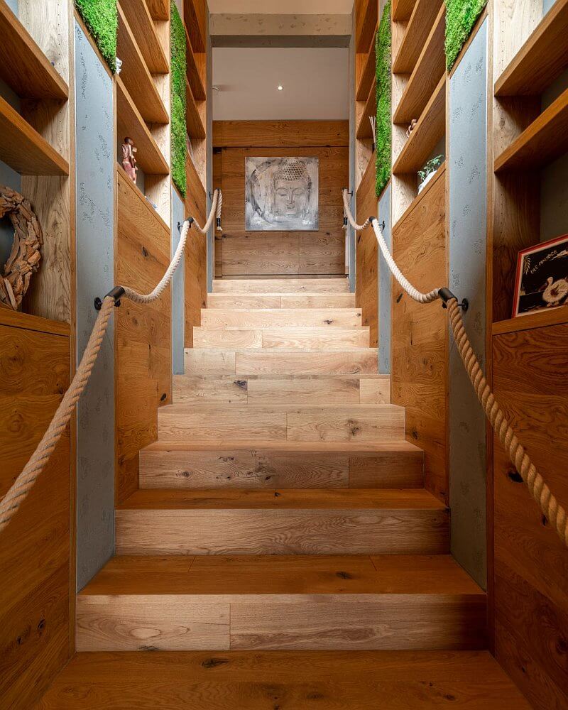 navsteva-drevostavby-konecne-ten-pravy-lucern-interier-schodiste-nahoru-tinified